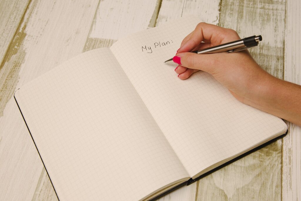 Cuaderno con mano de mujer escribiendo