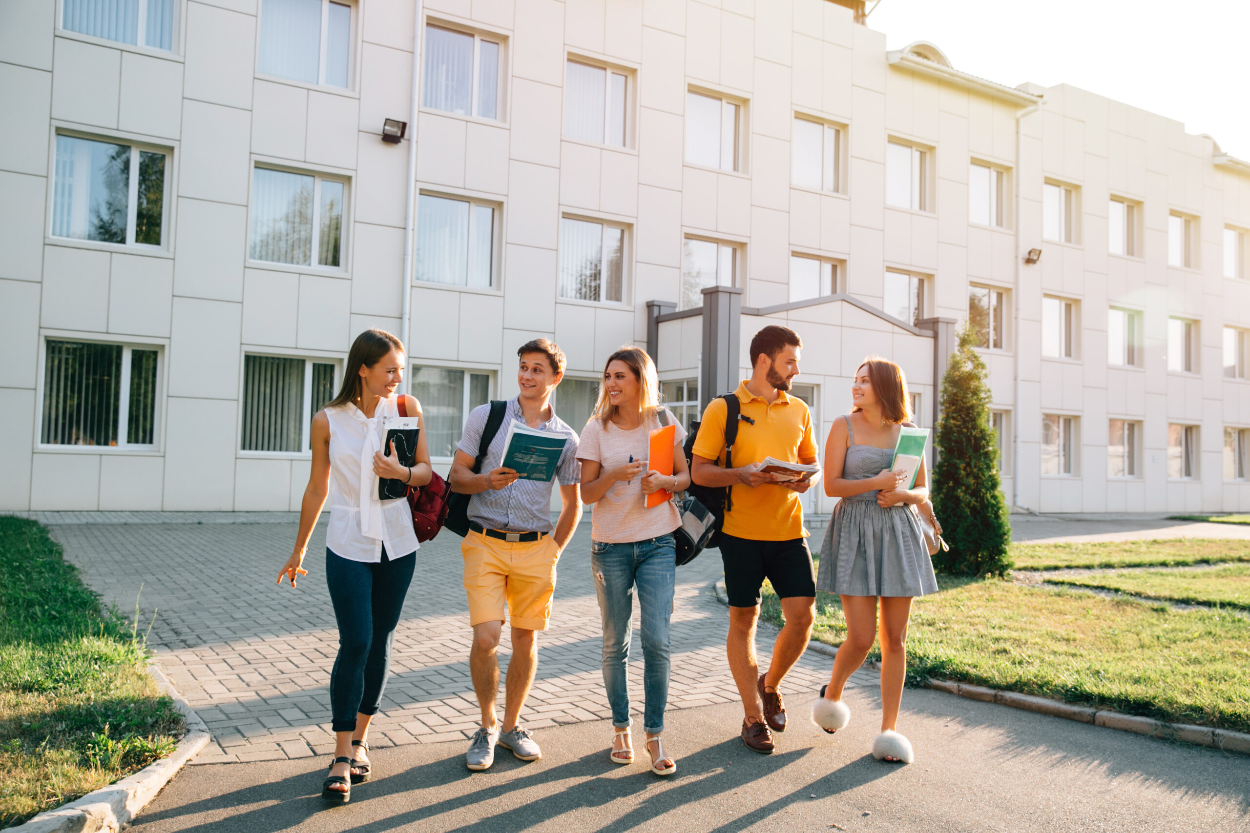 Estudiantes en un campus de bachillerato