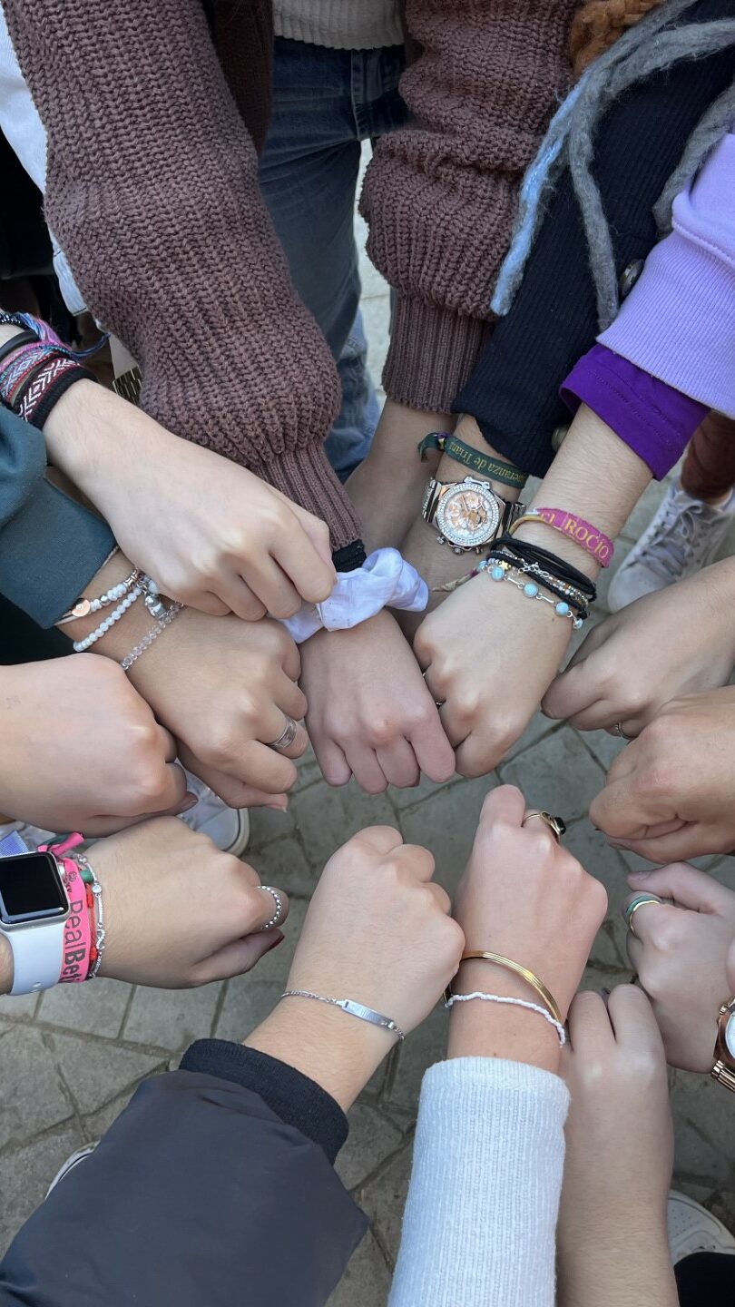 Plano cenital de brazos estirados y puño cerrado haciendo un círculo