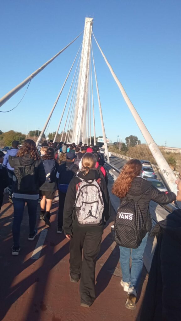 Camino hacia el Parque del Alamillo para comenzar la carrera cervantina por la paz.
